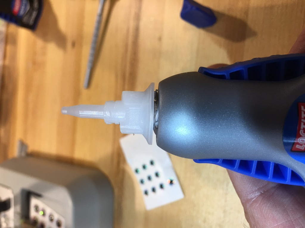 This image shows the aplicator nozzle as it comes from the store. Note the gap. This gap indicates that an inner foil barrier is in place to keep the gel fresh  - but this must be screwed down tight before you can use the gel.